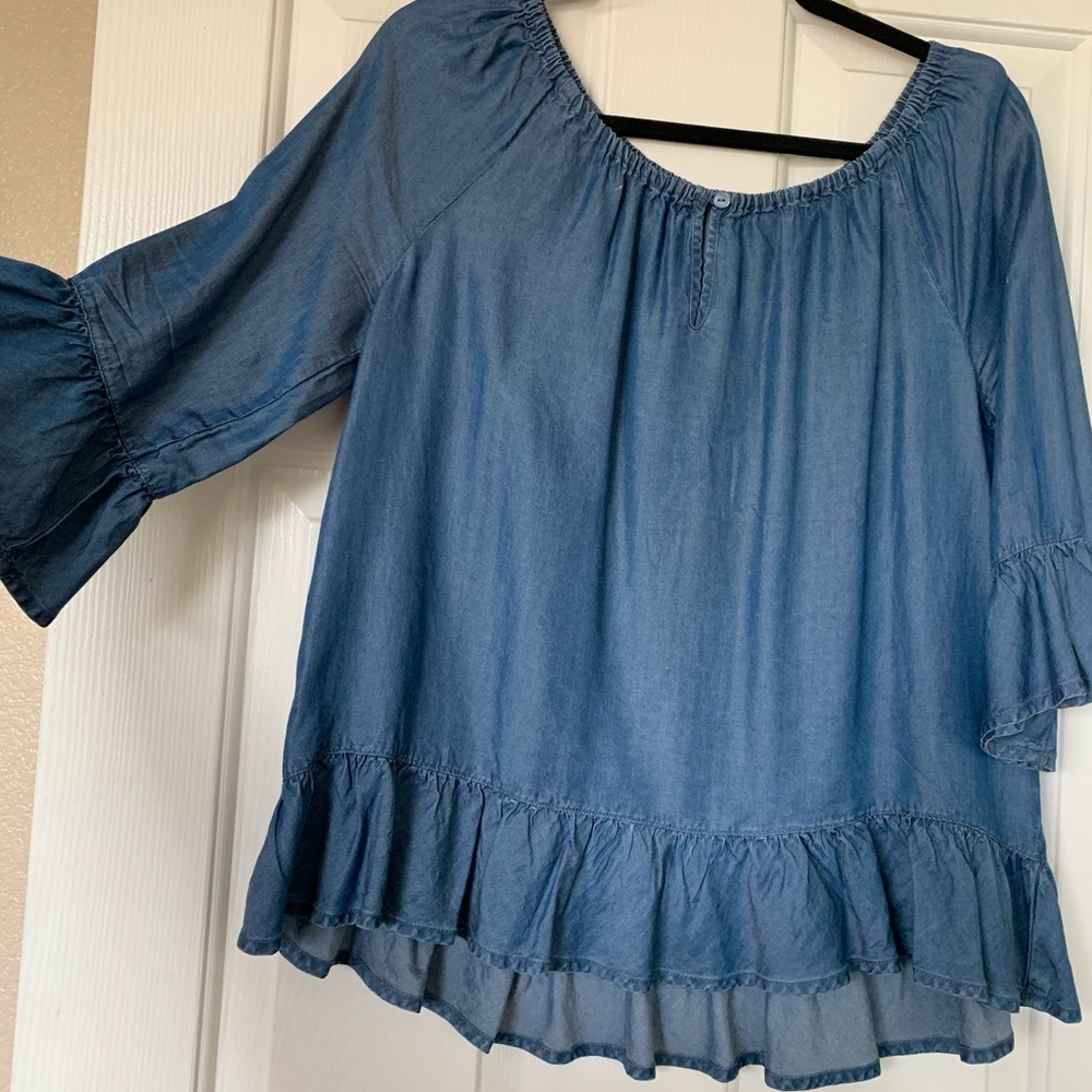 Ruffled long sleeve top.